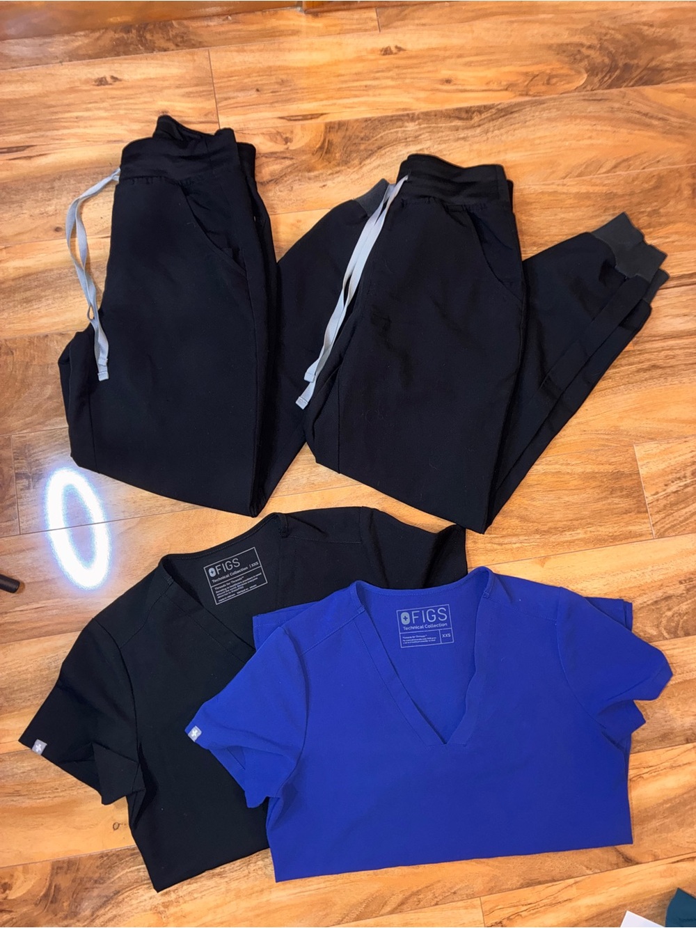 Figs Women’s Scrub Set - lot of 4 (2 joggers, 2 tops) - size XXS